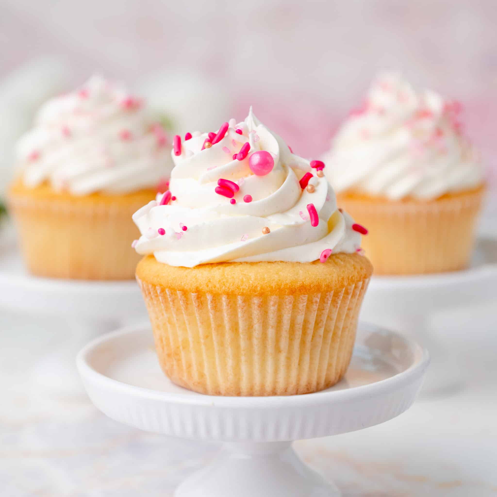 vanilla_cupcakes_featured-scaled